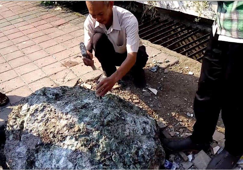 Ini Akik Hijau yang Diklaim Berasal dari Batu yang Dipahati Warga di Tomang