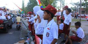 Ribuan Warga ,Guru &amp; Siswa SD di Ternate Kecewa dgn Presiden Jokowi