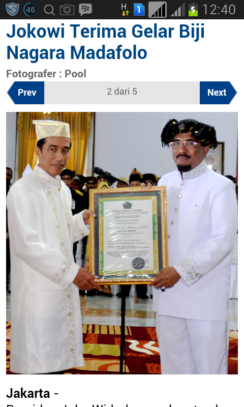 Hot Photo.. Jokowi Terima Gelar biji Nagara Madafolo..