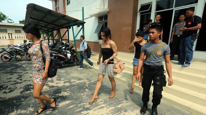 Lihat Foto-Foto Aksi Para Waria Terjaring Razia Pekat di Batam