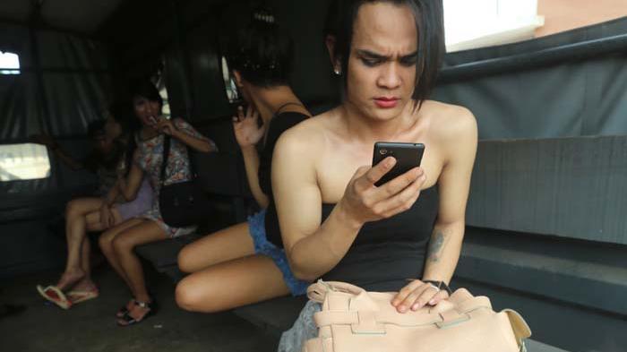 Lihat Foto-Foto Aksi Para Waria Terjaring Razia Pekat di Batam