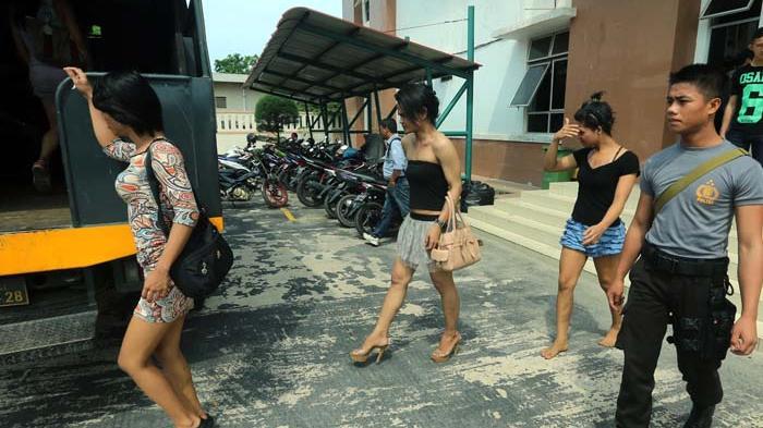 Lihat Foto-Foto Aksi Para Waria Terjaring Razia Pekat di Batam