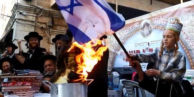 Umat Yahudi anti-Zionis sedunia ramai-ramai bakar bendera Israel