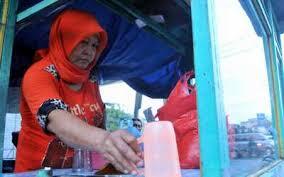 NENEK PEDAGANG KOPI INI DISIDANG SETELAH IA DITUDUH MENCURI PIRING