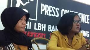 NENEK PEDAGANG KOPI INI DISIDANG SETELAH IA DITUDUH MENCURI PIRING