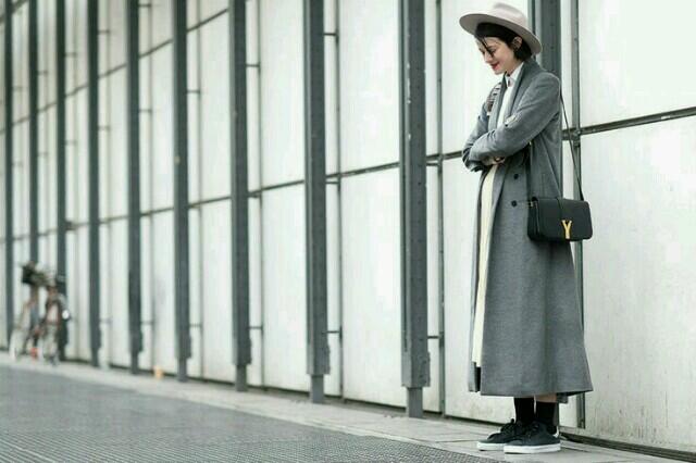 [Pecinta Fashion] Memadukan Dress Dengan Sneakers: KEREN! 