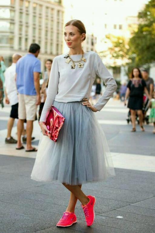 [Pecinta Fashion] Memadukan Dress Dengan Sneakers: KEREN! 