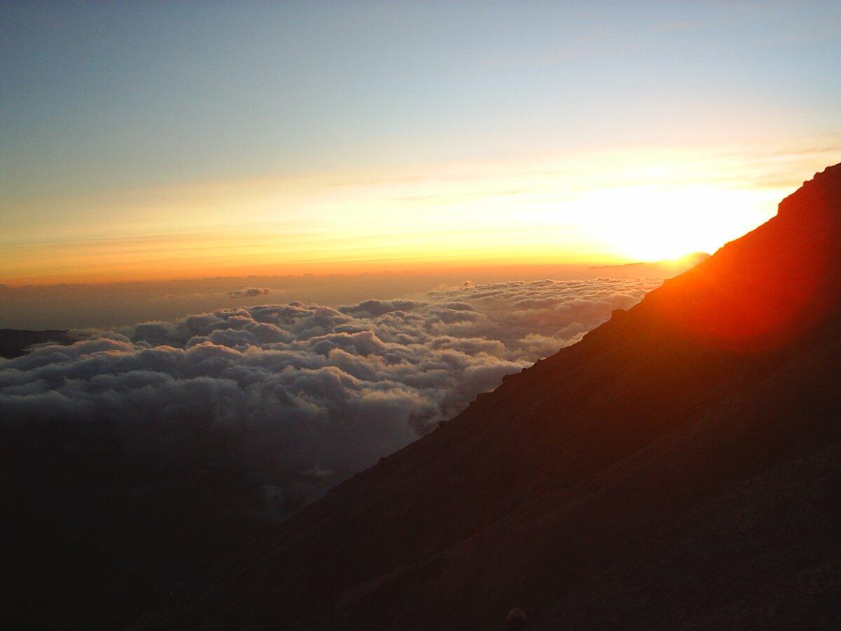 11 Gunung di Indonesia Dengan Pemandangan Sunrise Terindah