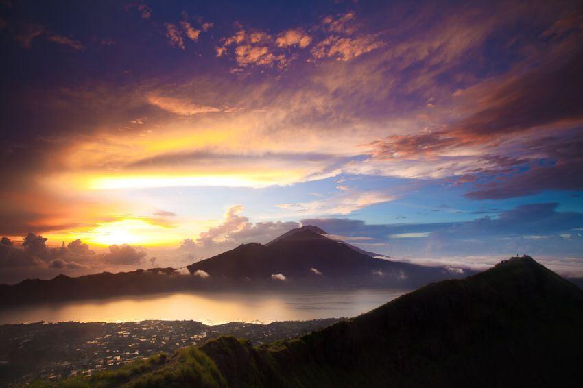 11 Gunung di Indonesia Dengan Pemandangan Sunrise Terindah