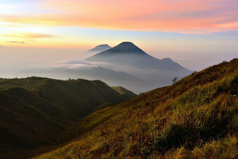 11 Gunung di Indonesia Dengan Pemandangan Sunrise Terindah