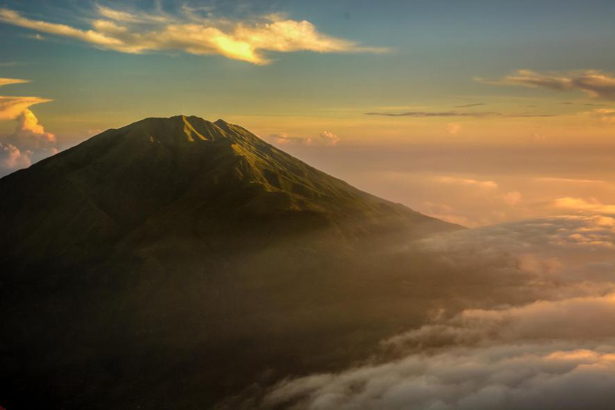 11 Gunung di Indonesia Dengan Pemandangan Sunrise Terindah