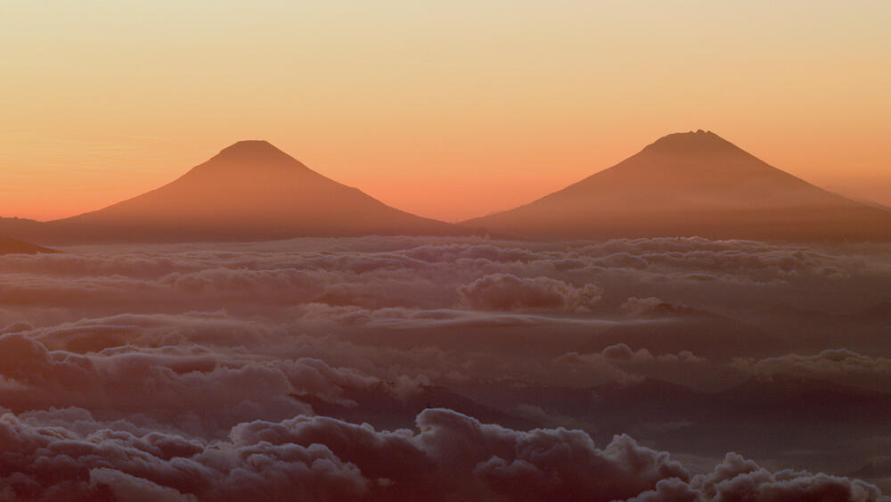 11 Gunung di Indonesia Dengan Pemandangan Sunrise Terindah