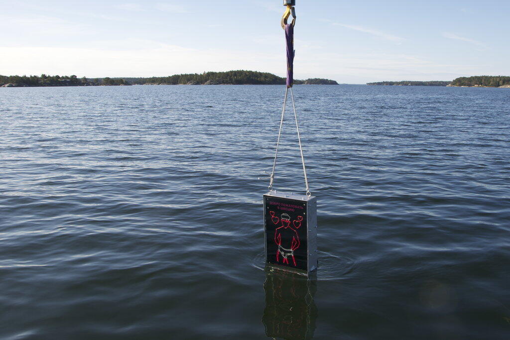&#91;Anti Lontong&#93; Sweden trolls Russian submarines with a dancing gay neon sailor