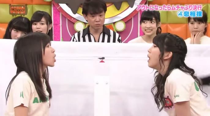 Game Show Jepang: 2 Ce Bertarung Meniup Kecoa Mati Dalam Tabung, Yg Kalah??? 