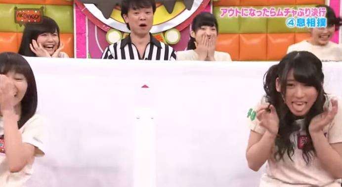 Game Show Jepang: 2 Ce Bertarung Meniup Kecoa Mati Dalam Tabung, Yg Kalah??? 