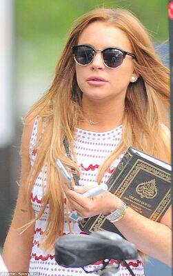 Kepergok Bawa Al Quran, Lindsay Lohan Mualaf?