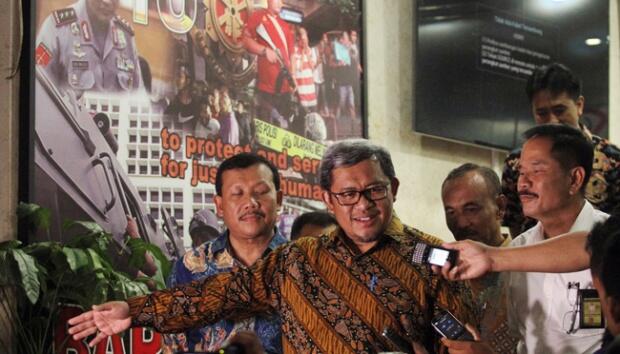 Gubernur Aher Sumringah Seusai Diperiksa Selama 15 Jam