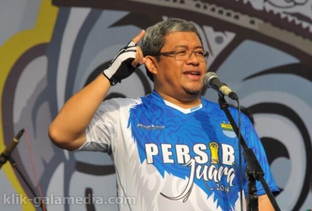 Terkait Korupsi Aher Dan Ridwan Malah Main Bola