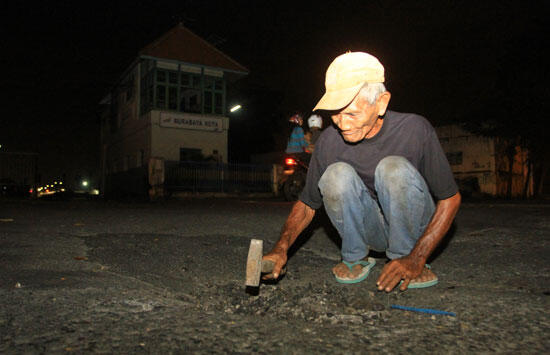 Mengenal Sosok Pak Tuwek Si Kakek Penambal Jalan di Surabaya