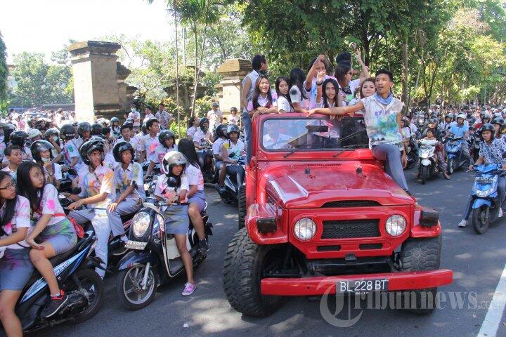 Foto-foto Aksi Cewek SMA Merayakan Kelulusan Ujian Nasional