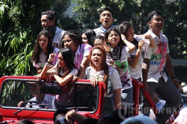 Foto-foto Aksi Cewek SMA Merayakan Kelulusan Ujian Nasional