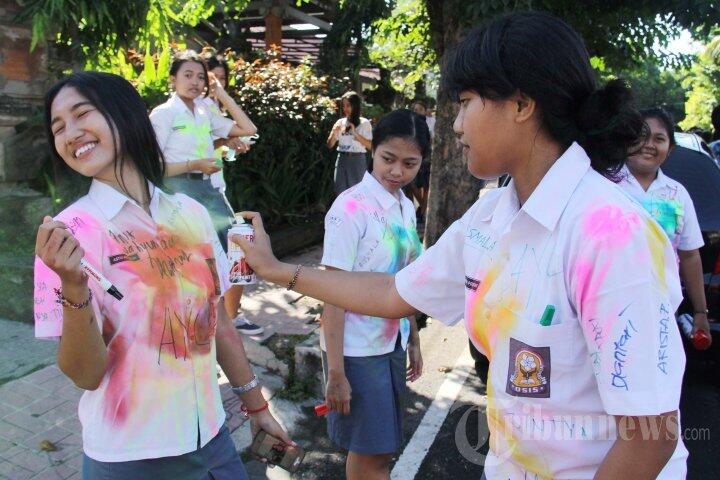 Foto-foto Aksi Cewek SMA Merayakan Kelulusan Ujian Nasional