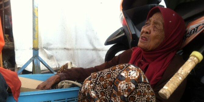 Untuk Memenuhi Kebutuhan Hidupnya Nenek Berusia 109 Tahun ini Berjualan Kacang