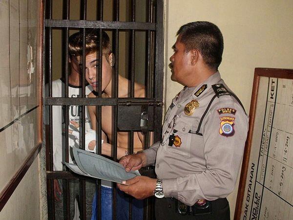 Jika Selebritis Hollywood berurusan dengan Polisi Indonesia saat berlibur 