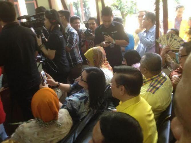 (Wahhh) Di Tengah Pembacaan Putusan Sengketa Golkar, Agung Asyik Selfie