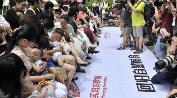 Tunjukkan Pentingnya ASI, 80 Ibu Susui Anak di Depan Umum