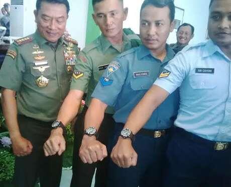 Jenderal Moeldoko Bagi-bagi 55 Ribu Unit Jam Tangan untuk Prajuritnya 