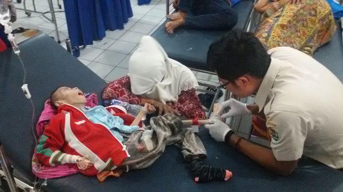 disekitar kita masih banyak yang membutuhkan bantuan gan