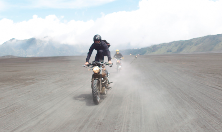 Menjelajahi keindahan Kawasan Bromo dengan scrambler