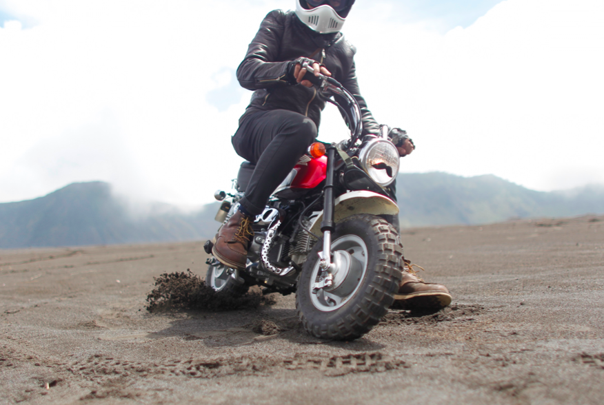 Menjelajahi keindahan Kawasan Bromo dengan scrambler