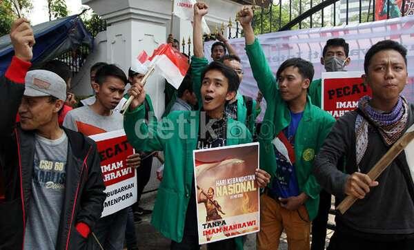 &#91;Berita Gambar&#93; Bawa Babi, Mahasiswa Demo Kemenpora 