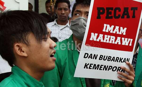 &#91;Berita Gambar&#93; Bawa Babi, Mahasiswa Demo Kemenpora 