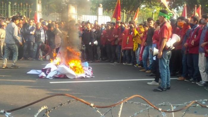 Mahasiswa Bakar Pocong Jokowi di Depan Istana Presiden