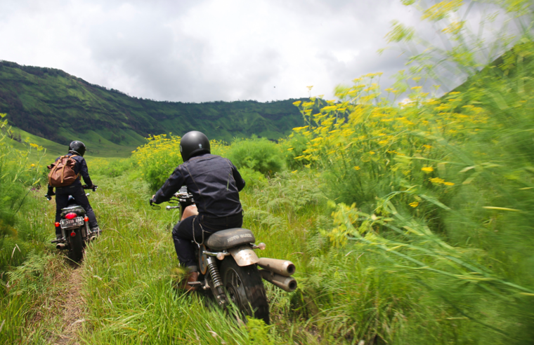 Menjelajahi keindahan Kawasan Bromo dengan scrambler