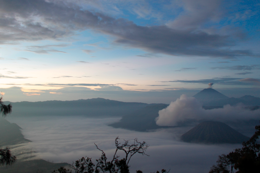 Menjelajahi keindahan Kawasan Bromo dengan scrambler