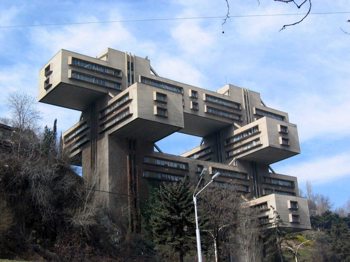 Bangunan-bangunan Absurd Sisa Zaman Uni Soviet