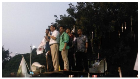&#91;Siapa Presidennyat?&#93; Luhut Bacakan Tuntutan Pendemo di Atas Mobil Komando