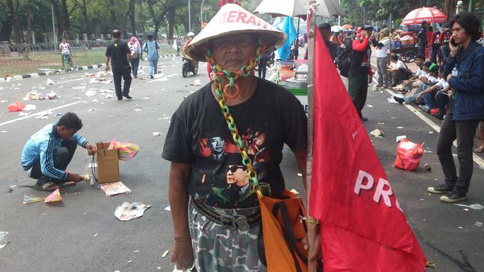 Kakek Ini Muncul Lagi di Tengah Aksi Unjuk Rasa Mahasiswa di Istana
