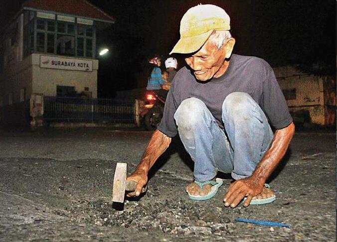 HEBOH! TUKANG BECA MENAMBAL JALAN BERLUBANG DI SURABAYA TANPA DIBAYAR