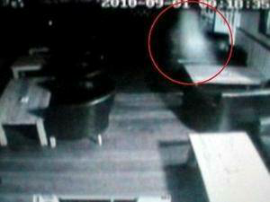 Sosok Mirip Casper Terekam CCTV. Itu Hantu?