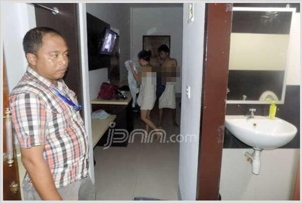 Lihat nih, Mahasiswi dan Cowoknya Hanya Bebetan Handuk saat Dirazia 