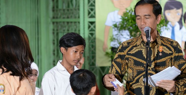 &#91;Apa-apaan?&#93; Presiden Jokowi ancam cabut program kartu sakti untuk rakyat miskin