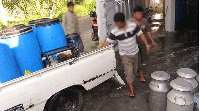 &#91;BREAKING NEWS&#93; Ngeri, Polisi Indonesia Temukan Susu Campur Pembersih Lantai