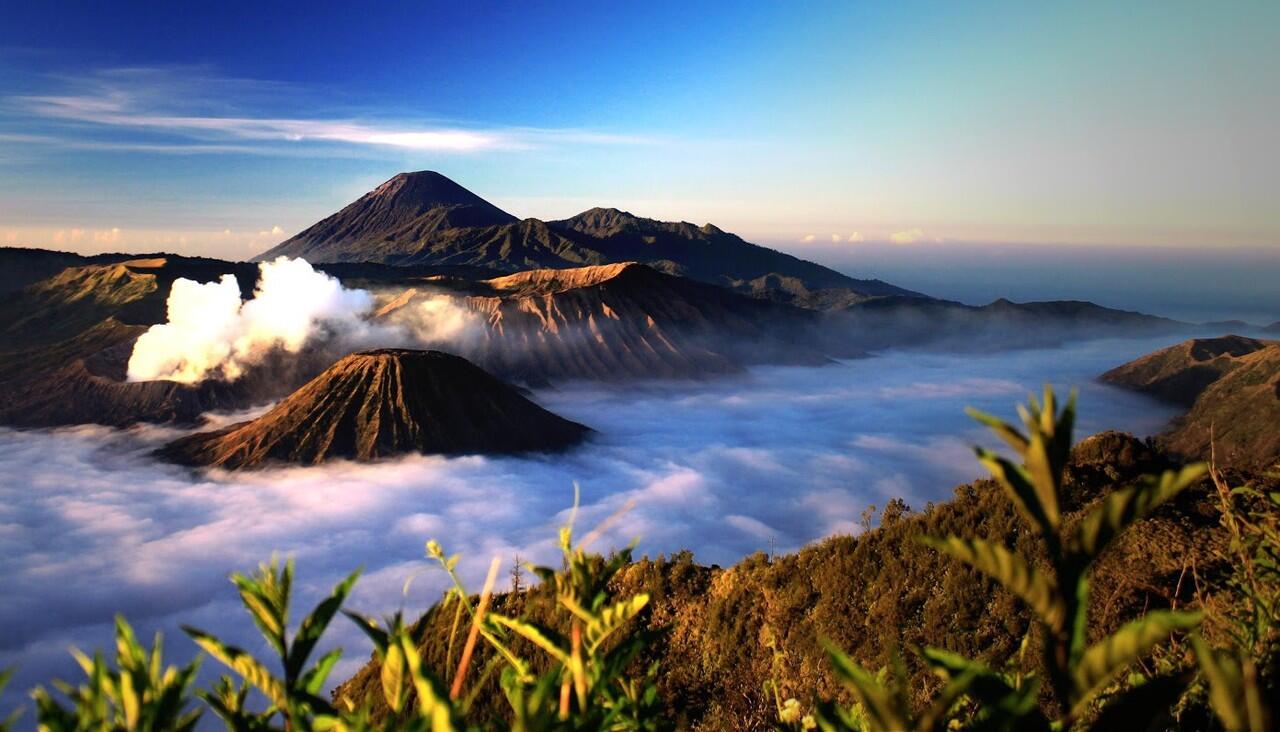10 Alasan mengapa kita harus mendaki gunung di Indonesia