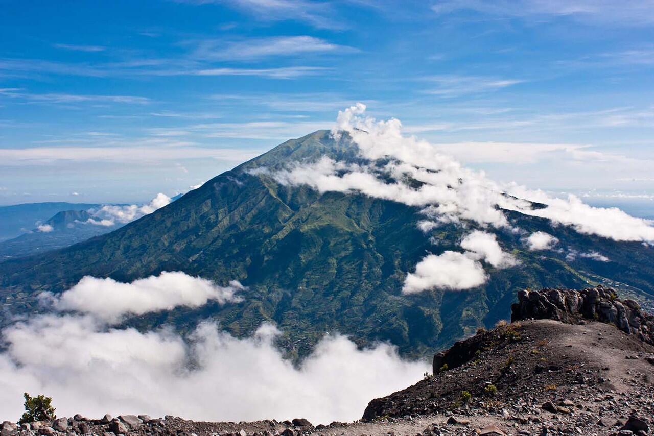 10 Alasan mengapa kita harus mendaki gunung di Indonesia