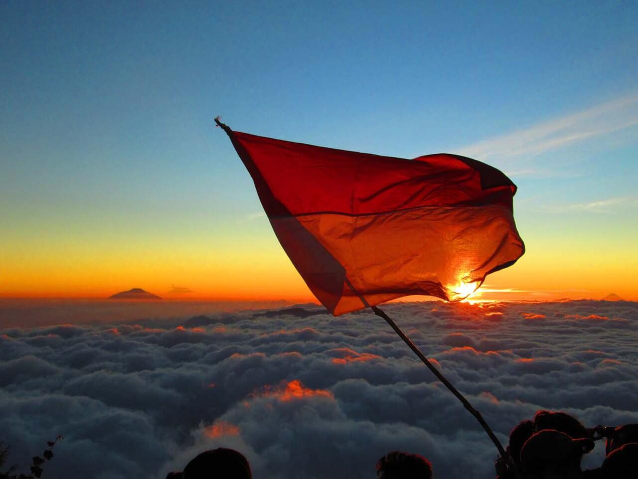 10 Alasan mengapa kita harus mendaki gunung di Indonesia